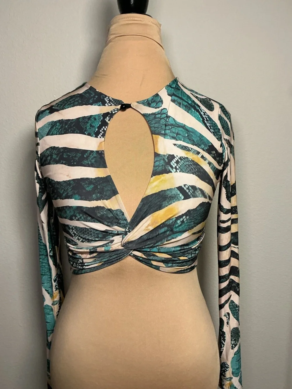 Twist-Front Keyhole Long-Sleeve Crop Top - Teal/Black Print - Picture 2 of 6